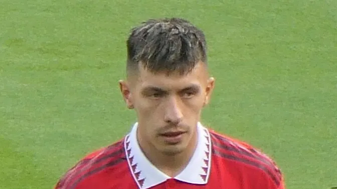 Lisandro Martínez in a Manchester United match against Arsenal